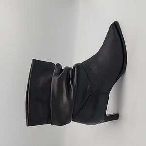 AQUATALIA Maddy Black Leather Low-heeled Scrunched Boot w/Pointed Toe, 7.5